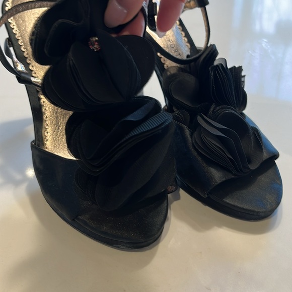 Cute satin sandals - floral motive in layers of fine net fabric - Picture 3 of 4